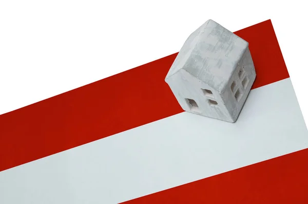 Litet hus på en flagga - Österrike — Stockfoto