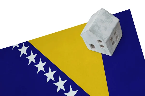 Маленький дом на флаге - Босния и Герцеговина — стоковое фото