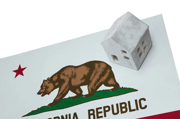 Pequeña casa en una bandera - California — Foto de Stock