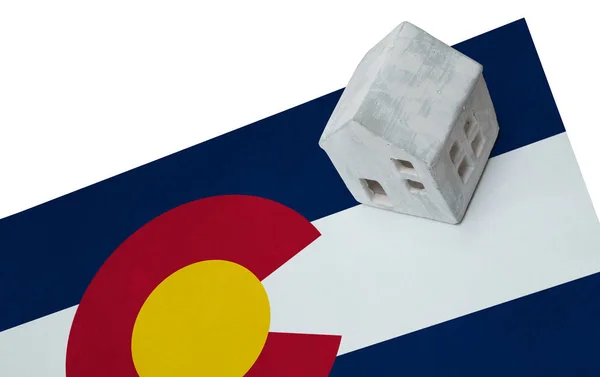 Pequeña casa en una bandera - Colorado — Foto de Stock