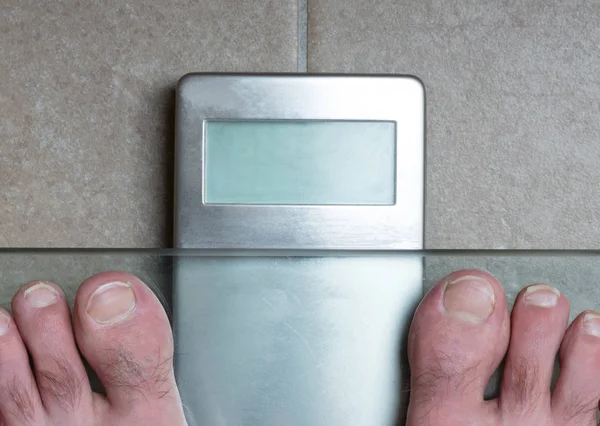 Adamın ayakları üzerinde ağırlık ölçek - 