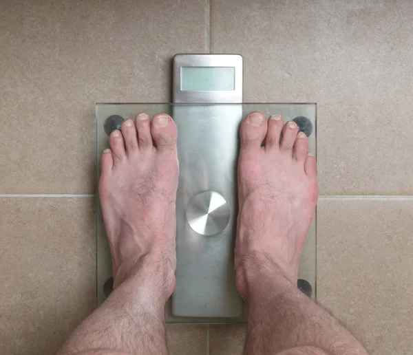 Adamın ayakları üzerinde ağırlık ölçek - 