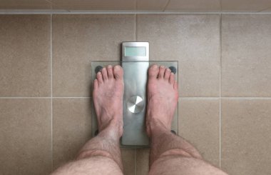 Adamın ayakları üzerinde ağırlık ölçek - 