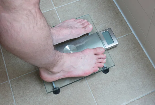 Adamın ayakları üzerinde ağırlık ölçek - 