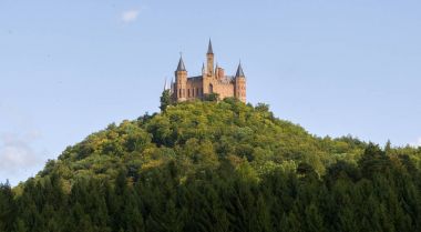 Ünlü Hohenzollern Kalesi, atalarının koltuğunda havadan görünümü
