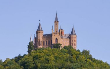 Ünlü Hohenzollern Kalesi, atalarının koltuğunda havadan görünümü