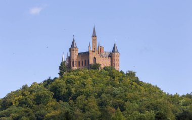 Ünlü Hohenzollern Kalesi, atalarının koltuğunda havadan görünümü