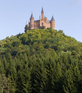 Ünlü Hohenzollern Kalesi, atalarının koltuğunda havadan görünümü