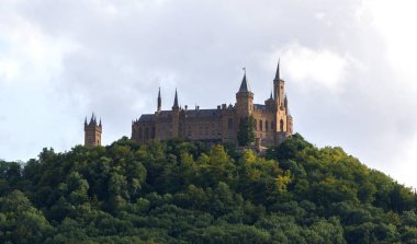 Ünlü Hohenzollern Kalesi, atalarının koltuğunda havadan görünümü