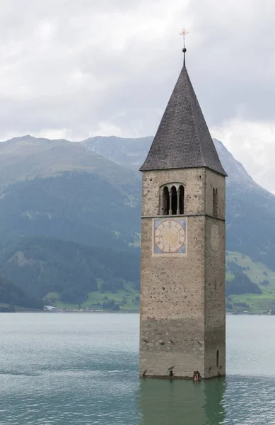 Torre submersa de igreja reschensee profunda em Resias Lake em Tren — Fotografia de Stock