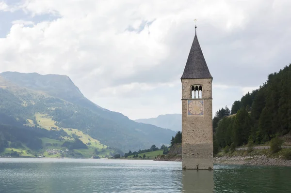 Torre submersa de igreja reschensee profunda em Resias Lake em Tren — Fotografia de Stock