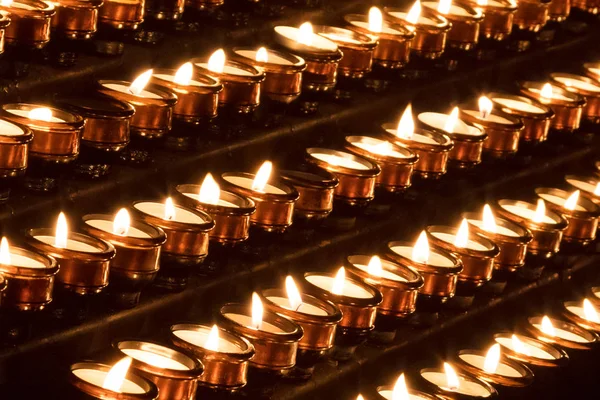 Kaarsen in een kerk — Stockfoto