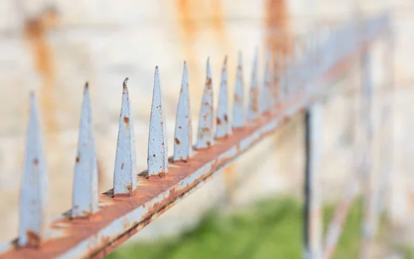 Spiked fence, rusty old spikes — Stock Photo, Image