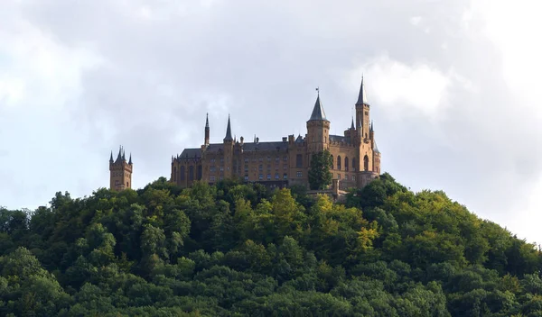 Ünlü Hohenzollern Kalesi, atalarının koltuğunda havadan görünümü — Stok fotoğraf