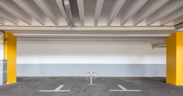 Metalen barrière voor parkeergelegenheid — Stockfoto