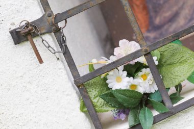 Tipik bir eski Hıristiyan Wayside tapınak çiçeklenir