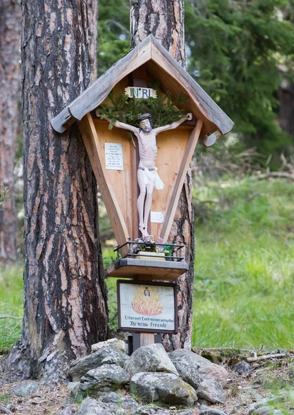 Typiska gamla kristna vägkanten helgedom på en landsväg — Stockfoto