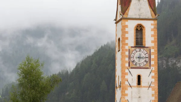 La vecchia chiesa di Nauders — Foto Stock