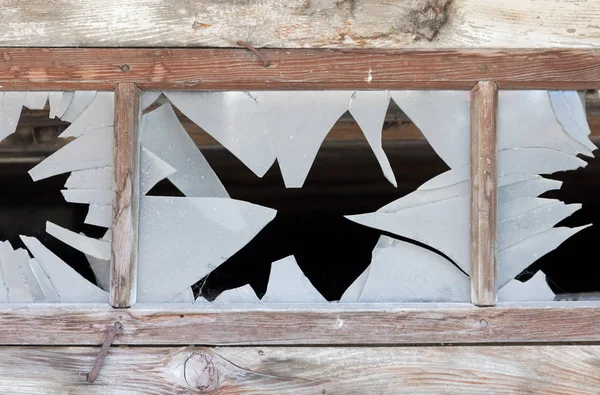 Ein kaputtes Fenster schließen — Stockfoto