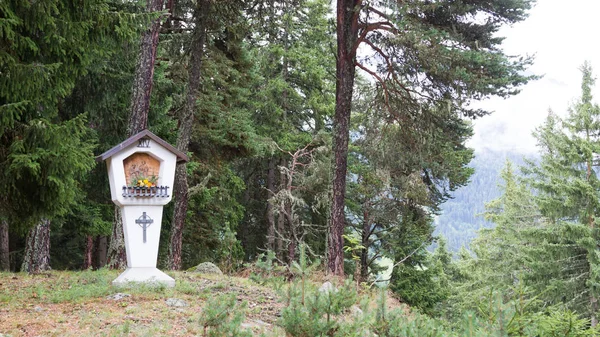 Typische oude christelijke Odsey heiligdom op een landweg — Stockfoto