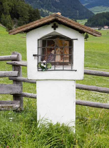 Typische oude christelijke Odsey heiligdom op een landweg — Stockfoto