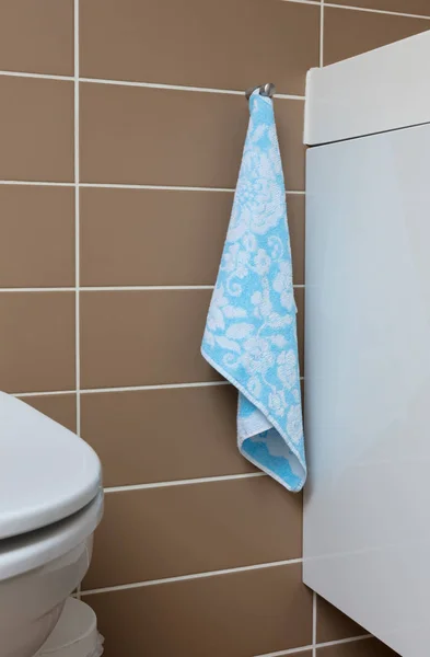 Toalla azul pequeña en un baño — Foto de Stock