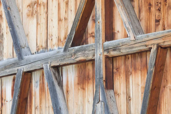 Costruzione di legno su una vecchia casa — Foto Stock