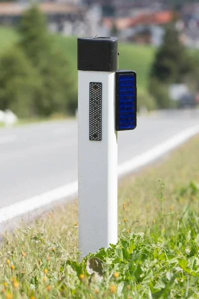 Yol yansıtıcı plaka