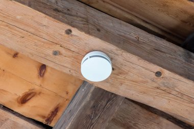 Yangın sakinleri uyarmaya çalışan aygıt küçük yuvarlak pil