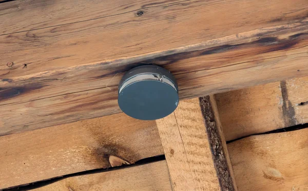 Yangın sakinleri uyarmaya çalışan aygıt küçük yuvarlak pil