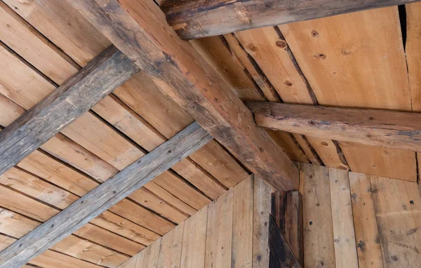 Costruzione di legno su una vecchia casa — Foto Stock