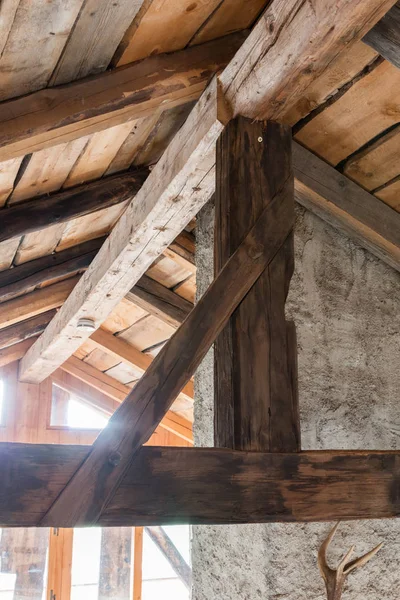 Eski bir ev üzerinde ahşap inşaat