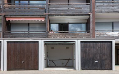 Eski kahverengi kapı bir garaj