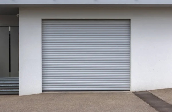 Нові двері гаража — стокове фото