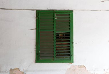 Yeşil shutte, eski duvar