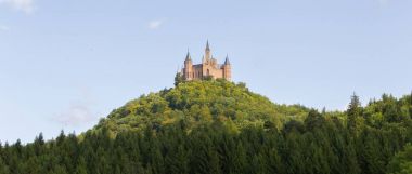 Ünlü Hohenzollern Kalesi, atalarının koltuğunda havadan görünümü