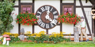 Triberg, Almanya - 21 Ağustos 2017: En büyük guguklu saat w