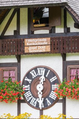 Triberg, Almanya - 21 Ağustos 2017: En büyük guguklu saat w