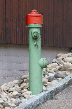 Bir şehir kaldırımda yeşil yangın musluğu