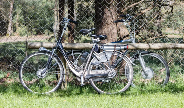 電動自転車、高齢者で主に使用される現代のバイク — ストック写真