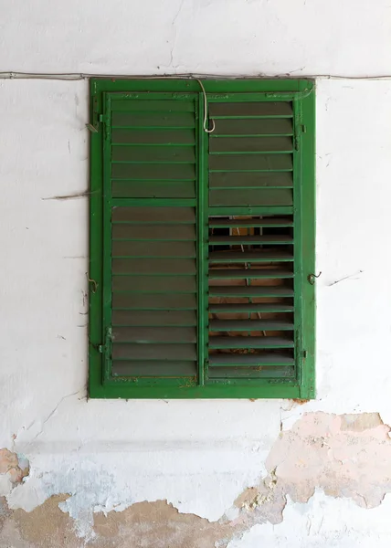 Yeşil shutte, eski duvar — Stok fotoğraf