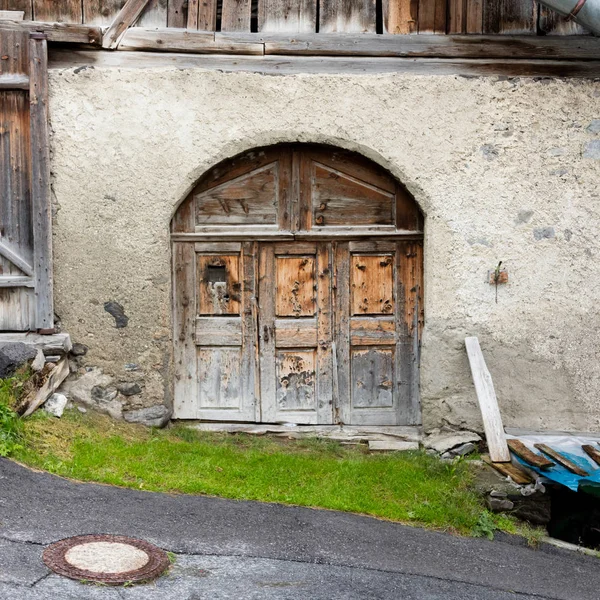 Puerta vieja en un edificio — Foto de Stock