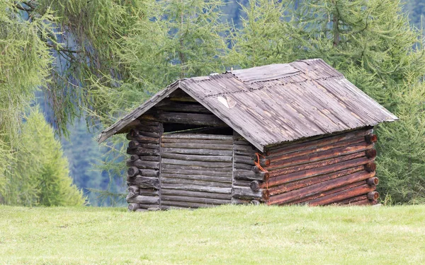 Cabaña vieja en los Alpes — Foto de Stock