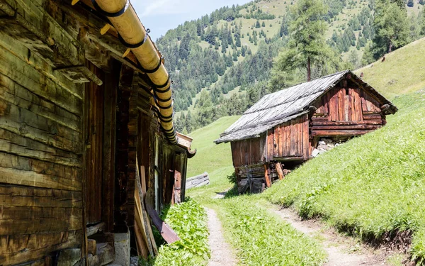 Oude hut in de Alpen — Stockfoto