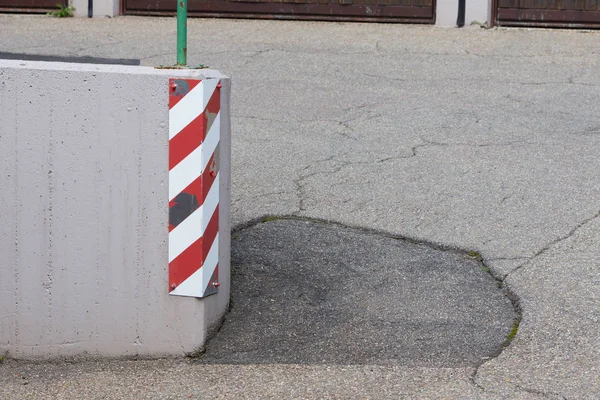 Traffic sign on a corner — Stock Photo, Image