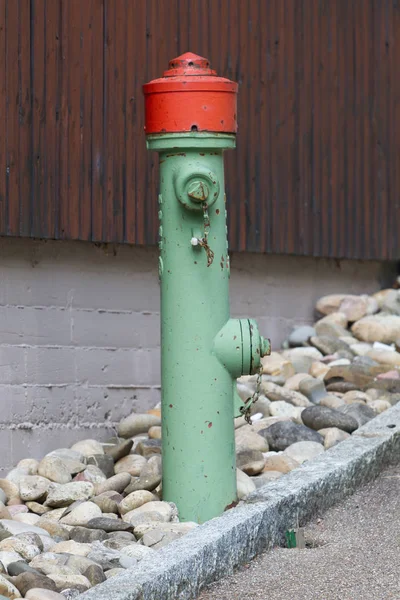 Bir şehir kaldırımda yeşil yangın musluğu