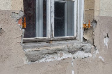 Terk edilmiş bir kırsal evde kırık çerçeve