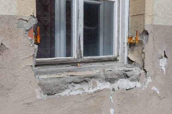 Terk edilmiş bir kırsal evde kırık çerçeve