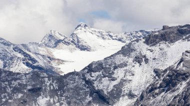 Ünlü İtalyan Stelvio yüksek Alp Caddesi'nde baştan görüntülemek