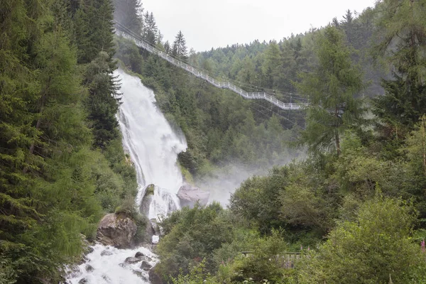 Wasserfall in den österreichischen Alpen — Stockfoto